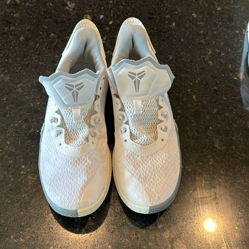 Nike Mamba Fury Kobe’s white/wolf grey size 7.5 like new
